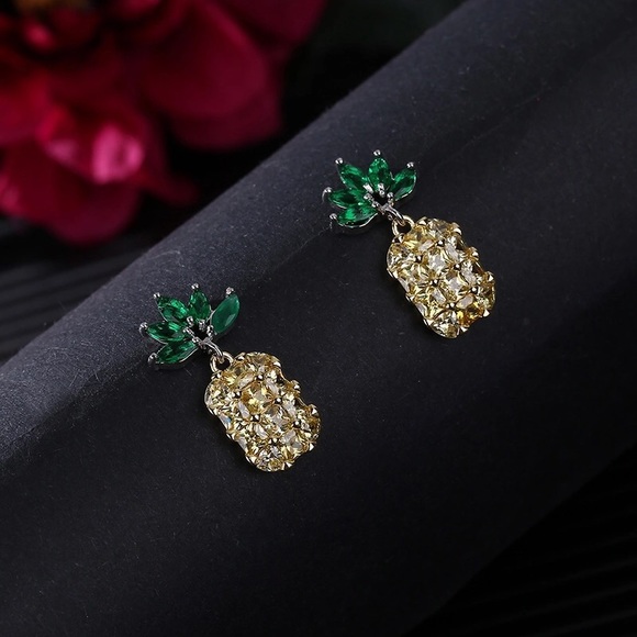 ๐Last Pair Available ๐Pineapple Earrings - Picture 3 of 6